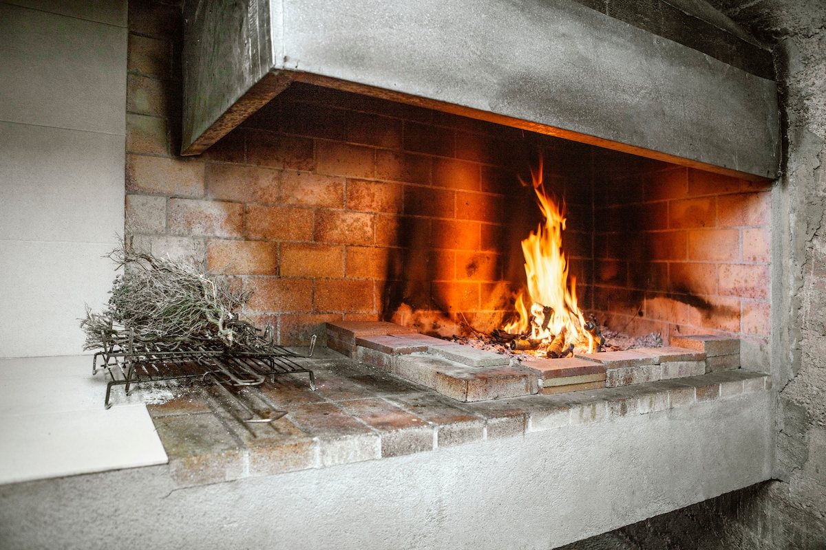 Barbacoa con paellero de La Llar del Maestrat